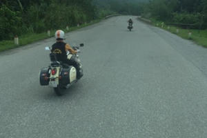 CLB Mô tô Hà Nội dùng đèn, còi ưu tiên "dọa" người đi đường CLB Mô tô Hà Nội dùng đèn, còi ưu tiên "dọa" người đi đường