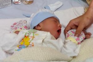 Phút giây vỡ òa khi bé trai chào đời ở độ cao 10.000 mét