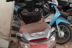 Thiếu phụ bóp cổ chiến sĩ công an, gọi người nhà đến ứng cứu lấy xe máy bị tạm giữ