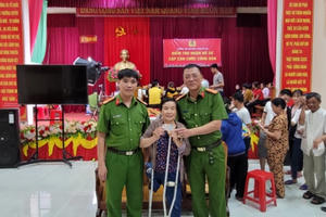 Hà Tĩnh: Người dân xã Thạch Đài phấn khởi khi cầm trên tay thẻ căn cước đầu tiên