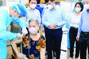 Bắt đầu chiến dịch tiêm vaccine phòng COVID-19 xuyên Tết 2022