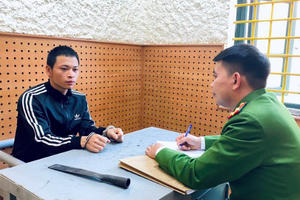 Tạm giữ thanh niên cầm dao chém người phải nhập viện