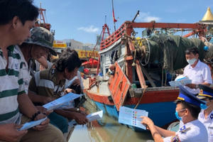 Bộ Tư lệnh Cảnh sát biển Vùng 3 cùng ngư dân phòng chống dịch Covid-19 Bộ Tư lệnh Cảnh sát biển Vùng 3 cùng ngư dân phòng chống dịch Covid-19