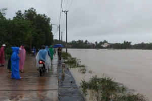 Mưa lớn chưa dứt tại miền Trung, lại xuất hiện vùng áp thấp trên biển Đông Mưa lớn chưa dứt tại miền Trung, lại xuất hiện vùng áp thấp trên biển Đông
