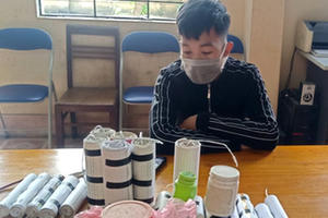 Lào Cai: Bắt nam sinh lướt mạng tập làm pháo nổ