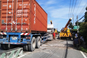 TP HCM: Xe container nổ lốp lao vào nhà dân