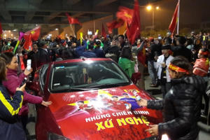 Những "chiến binh" xứ Nghệ trở về trong vòng tay của hàng vạn cổ động viên Nghệ An