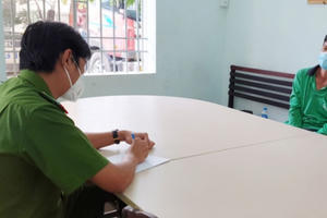 Khởi tố đối tượng "phun" nước bọt vào cán bộ phòng dịch Covid-19