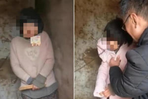 Vụ người mẹ bị xích cổ trong nhà kho: Trung Quốc cách chức 8 quan chức