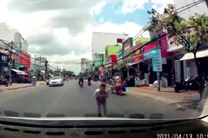 [Video]: Cúi đầu cảm ơn khi được nhường đường, hành động của cậu bé khiến nhiều người tán thưởng
