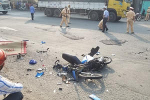 Người dân rượt đuổi xe container cán chết người như trong phim hành động