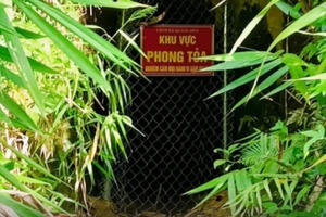 Dùng lưới sắt chắn đường giao thông và hầm khai thác vàng trái phép tại huyện Đắk Glong