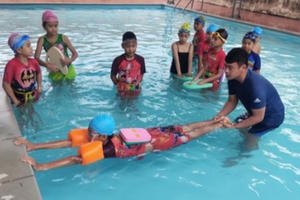 Nhà trường và câu chuyện dạy bơi… “trên giấy”