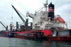 Vịnh Hạ Long: Bức tranh di sản "hoen ố" do tàu sang tải trái phép