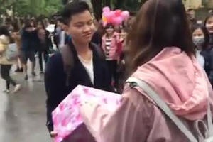 [Clip]: "Soái ca" ném quà sau khi tỏ tình thất bại ngày 8/3