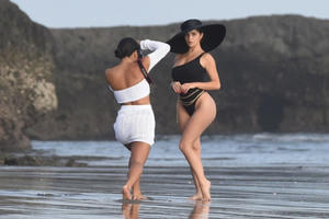 "Người mẫu nội y" phô đường cong "bỏng  mắt" trên bãi biển ở Bali