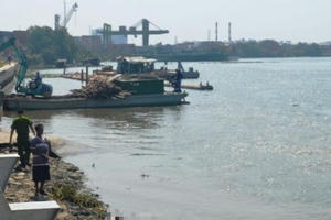 Thi thể người đàn ông nổi lềnh bềnh trên sông