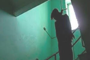 Bàng hoàng phát hiện bố trong tư thế treo cổ, bên cạnh thi thể người phụ nữ