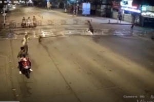 Clip: Nam thanh niên lao thẳng xe vào hàng rào chắn đường ray như phim hành động