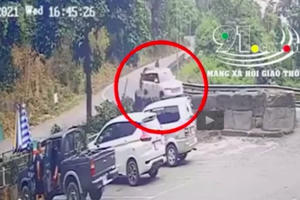 Clip: Xế hộp lao "như đạn" đâm trực diện dải phân cách cứng, khiến 4 người thương vong