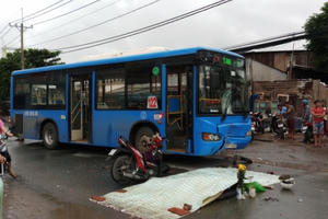 TP HCM: Xe máy lao vào xe buýt, hai nam phụ hồ thương vong TP HCM: Xe máy lao vào xe buýt, hai nam phụ hồ thương vong