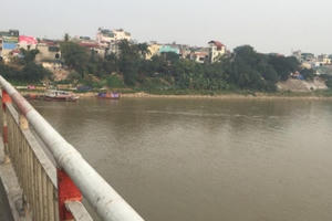 Cô gái bỏ lại chiếc xe máy trên cầu, lao xuống sông Hồng tự tử