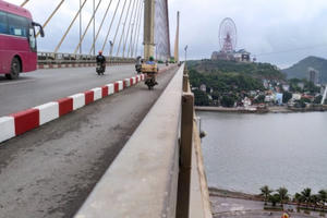 Quảng Ninh: CSGT giải cứu thành công người đàn ông có ý định nhảy cầu tự vẫn Quảng Ninh: CSGT giải cứu thành công người đàn ông có ý định nhảy cầu tự vẫn