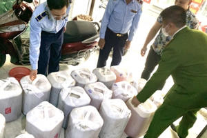 Hơn 500 lít rượu thủ công bị lực lượng chức năng Hà Nội phát hiện, thu giữ