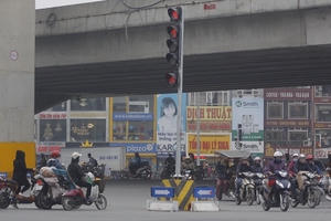 “Chướng tai gai mắt” vì cột đèn giao thông giữa đường