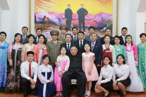 Ông Kim Jong-un đến thăm và chụp ảnh cùng các nhân viên Đại sứ quán tại Hà Nội