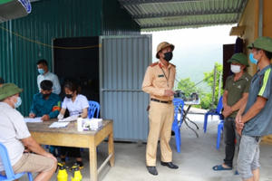 Quảng Ninh: Xử phạt 15 triệu đồng và trục xuất hai đối tượng băng rừng, trốn cách ly