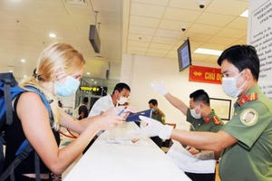 Việt Nam tạm dừng nhập cảnh với du khách đến từ Anh và khu vực Schengen