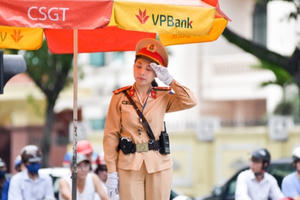 Công việc "dầm mưa, dãi nắng" của nữ CSGT Hà Nội
