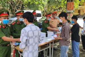 Thí sinh vùng cao xứ Nghệ nạp năng lượng bằng những suất cơm nghĩa tình trong kỳ thi THPT 2020