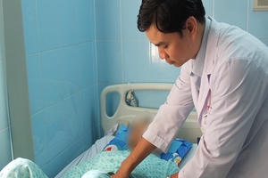 Máu chảy ồ ạt trong ổ bụng, người đàn ông vẫn đứng dự lễ cưới