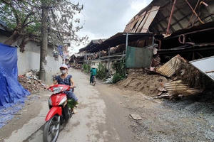 Quanh nhà máy Rạng Đông cửa đóng then cài, cháy hàng khẩu trang, nước muối