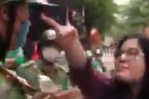 Người phụ nữ đầu trần la hét "Biết tao là ai không?": Bị xử lý chống người thi hành công vụ?