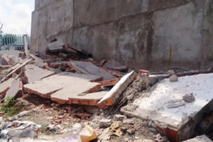 Hà Nội: Dựng rạp đám cưới trong cơn bão, 1 người chết, 3 người bị thương Hà Nội: Dựng rạp đám cưới trong cơn bão, 1 người chết, 3 người bị thương