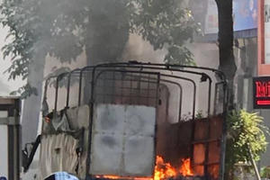 [Clip]: Xe tải bỗng dưng bốc cháy dữ dội giữa phố Hà Nội