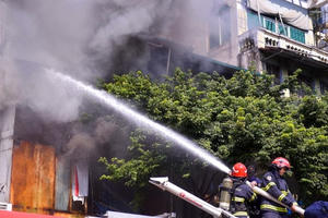 Kịp thời dập tắt đám cháy trên phố Hàng Bông