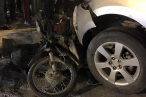 2 ô tô đuổi nhau như trong phim khiến một phụ nữ tử vong