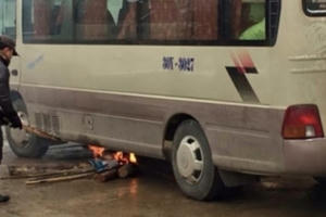 Đốt lửa "nướng" bình dầu ô tô khi trời rét, nguy hiểm cỡ nào?