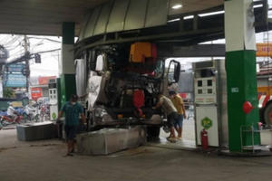 Xe tải lao vào cây xăng húc đổ trụ bơm