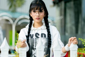 Á hậu Trương Thị May khoe chân dài miên man khi dạo phố