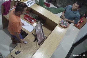 Xấu hổ với bạn gái vì quên mang tiền đi nhà nghỉ, nam thanh niên lao vào đánh nhân viên nhà nghỉ