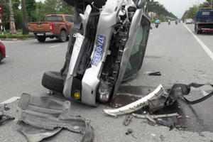 Xe biển xanh nát đầu, lật nghiêng sau khi tông mạnh vào ô tô đang sang đường