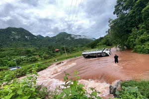 Mưa lớn khiến đất sạt lở, giao thông bị chia cắt tại xã biên giới Na Loi tỉnh Nghệ An