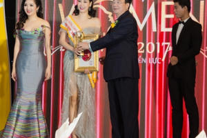 Hoa hậu Hà Kiều Anh được vinh danh trong đêm trao giải "Bông Hồng Quyền Lực" Hoa hậu Hà Kiều Anh được vinh danh trong đêm trao giải "Bông Hồng Quyền Lực"