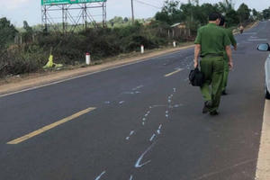 Xe khách phóng nhanh tông học sinh tử vong