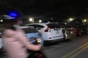 Nhiều điểm trông xe phường Thổ Quan "đè" vỉa hè ra để kinh doanh